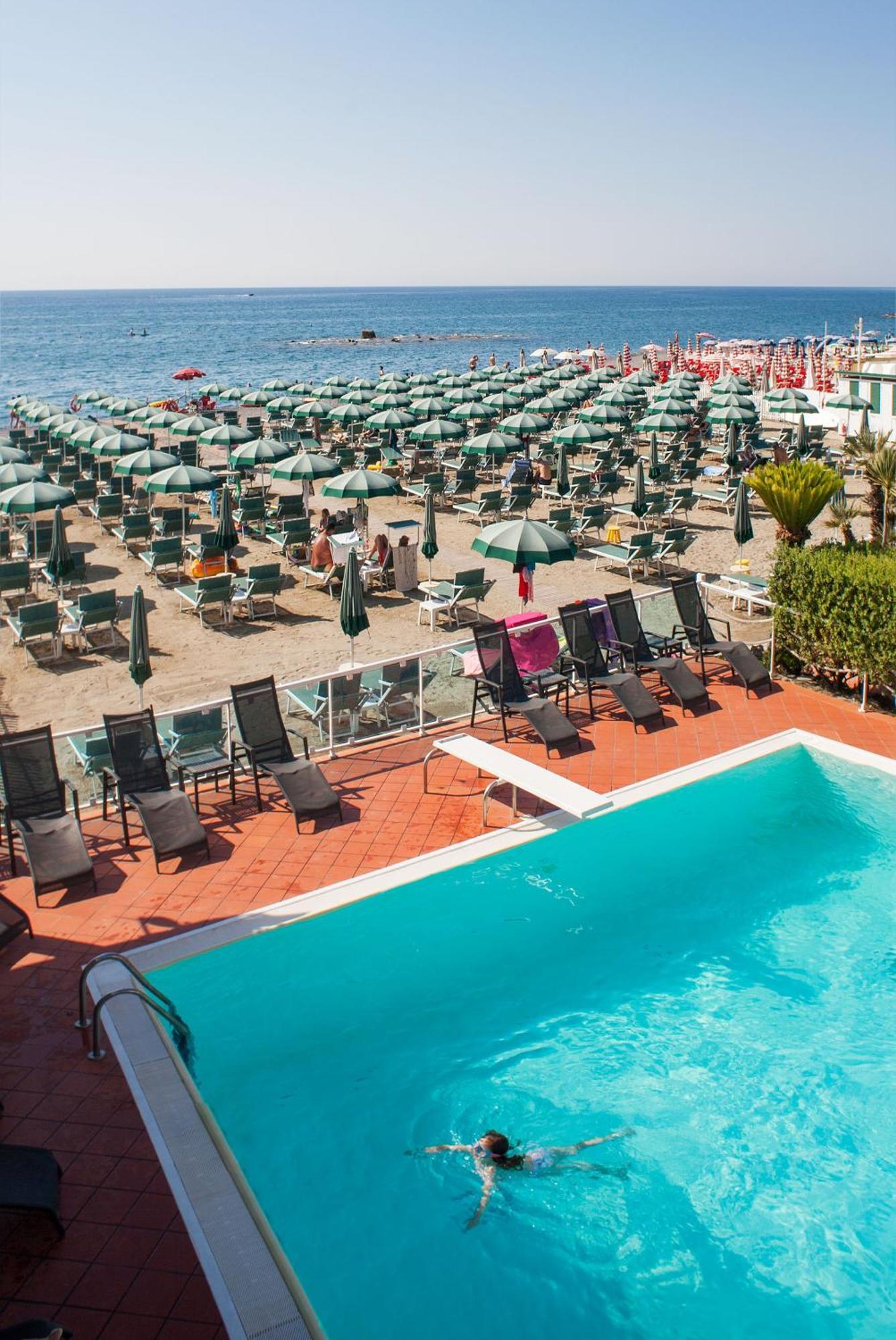 Hotel Gabriella Diano Marina Kültér fotó