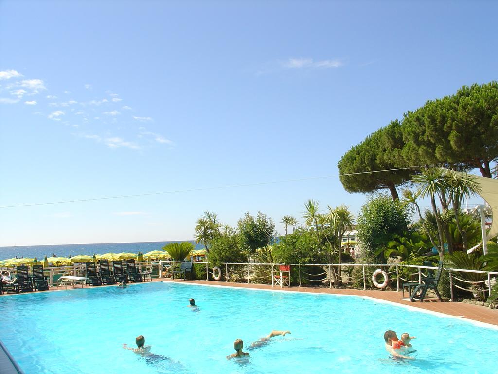 Hotel Gabriella Diano Marina Kültér fotó
